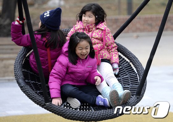 본문 이미지 - 지난 2016년 1월 무장애 통합놀이터인 서울 광진구 어린이대공원 내 꿈틀꿈틀 놀이터에서 어린이들이 신나게 놀고 있다. 지평은 장애단체, 아동단체, 법률가단체로 구성된 추진단과 연대해 모든 아동이 놀이터 접근과 시설 이용에 차별받지 않고 함께 놀 수 있는 통합놀이터를 만들기 위한 법 개정 운동에 참여했다(사진은 기사 내용과 직접적인 관련이 없음). 2016.1.13/뉴스1 ⓒ News1 안은나 기자