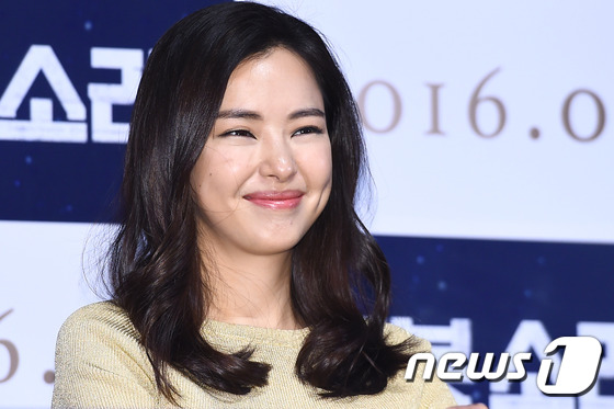 (서울=뉴스1스타) 고아라 기자 = 배우 이하늬가 13일 오후 서울 롯데시네마 건대입구점에서 열린 영화 '로봇, 소리'(이호재 감독) 언론시사회에 참석해 이야기를 나누고 있다.'로 …