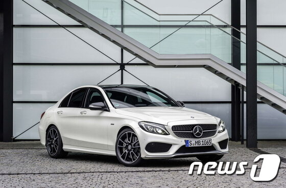 본문 이미지 - The New Mercedes-Benz C 450 AMG 4MATICⓒ News1