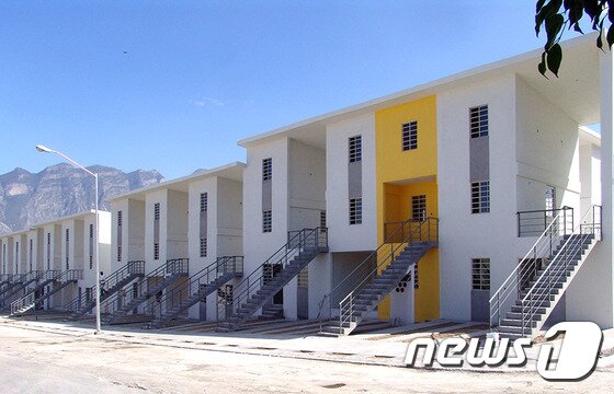 본문 이미지 - 아라베나가 설계한 '반쪽짜리 좋은 집' . 노란 부분이 증축된 부분이다. ⓒ News1