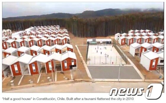 본문 이미지 - 엘레멘탈이 아라베나와 함께 칠레 콘스티투시온에 복구한 집. 모두 절반이 비어있다. (CNN 캡처) ⓒ News1