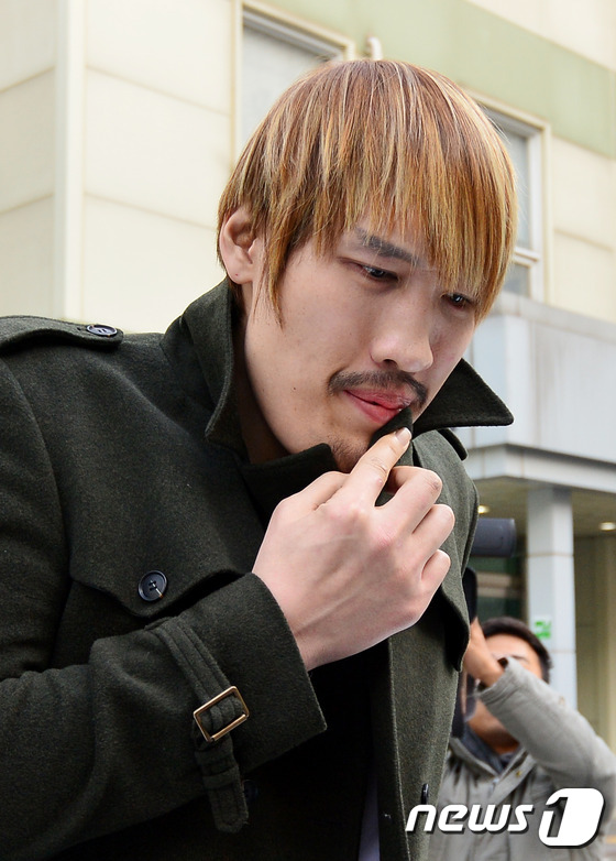 (서울=뉴스1) 구윤성 기자 = 억대 사기 혐의로 불구속 기소된 종합격투기 선수 최홍만이 14일 오후 서울 광진구 서울동부지방법원에서 선고공판을 받은 뒤 청사를 나서고 있다. 최홍 …