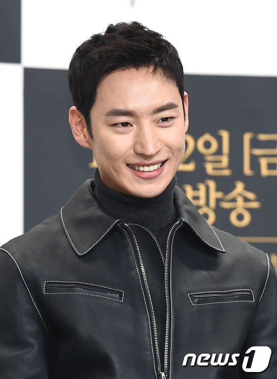 본문 이미지 - 배우 이제훈이 '시그널'에 출연 중이다  ⓒ News1starDB