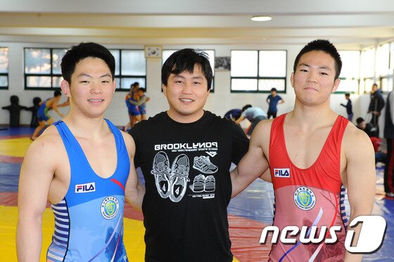 본문 이미지 - 평소 과묵하기로 유명한 (왼쪽)유재민(18),(오른쪽)유 건(16) 형제는 말없이 서로를 챙겨준다. 고등부 레슬링 감독 (중간)정재훈 교사와 어깨동무를 하며 포즈를 취하고 있다. ⓒ News1 이승배 기자