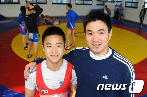 본문 이미지 - 안도현 학생 선수와 손영태 감독이 함께 어깨동무를 하고 있다. ⓒ News1 이승배 기자