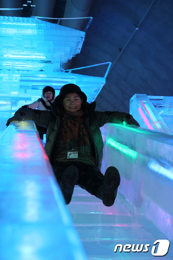 (화천=뉴스1) 정진욱 기자 = 14일 강원도 화천 실내얼음 조각광장을 찾은 관광객들이 즐거운 시간을 보내고 있다.화천 실내얼음 조각광장에는 광복 70돌을 기념하는 광화문과 대형 …