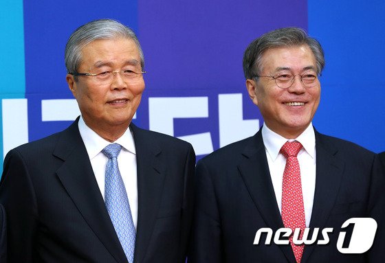 본문 이미지 - 김종인 더불어민주당 선거대책위원장과 문재인 대표가 15일 오전 서울 여의도 국회에서 열린 기자간담회에서 기념촬영을 하고 있다. 이날 김 선대위원장은 "지금이야말로 야당을 재정비하고 정책정당으로 탈바꿈할 수 있는 마지막 기회＂라며 ＂막다른 골목에 와 있다＂고 말했다. 2016.1.15/뉴스1 ⓒ News1 박지혜 기자