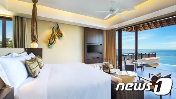 본문 이미지 - 바다전망이 펼쳐지는 풀빌라의 객실은 브라운 화이트의 고급 인테리어로 깔끔하고 고풍스런 느낌을 준다. (바나벨 홈페이지 출처) ⓒ News1 travel