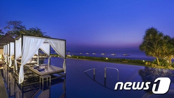 본문 이미지 - 바나벨의 메인풀장은 비치와 바로 연결돼 있어 바다전망이 펼쳐진다. (허니문리조트 제공) ⓒ News1 travel