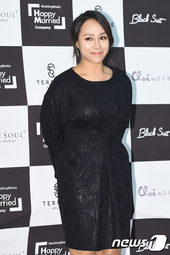 (서울=뉴스1스타) 고아라 기자 = 가수 소냐가 17일 오전 서울 힐탑호텔 웨딩홀에서 열린 '개그맨 이상훈 결혼식' 하객 포토월에 참석해 포즈를 취하고 있다.개그맨 이상훈은 앞서 …