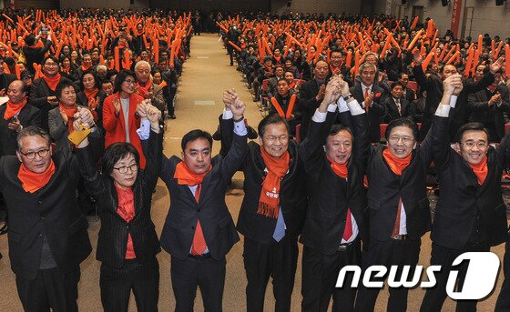 본문 이미지 - 17일 오후 광주 서구 치평동 김대중컨벤션센터에서 열린 국민회의(가칭) 광주시당 창당대회에서 천정배 창당준비위원장을 비롯한 참가자들이 손을 맞잡아 들어올리고 있다. 2016.1.17/뉴스1 ⓒ News1 황희규 기자