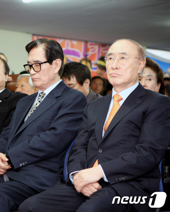 (안동=뉴스1) 피재윤 기자 = 이기택(왼쪽) 전 민주평화통일자문회의 수석부의장과 권정달 전 한국자유연맹 총재가 17일 오후 제20대 국회의원선거에서 경북 안동지역에 출사표를 던진 …