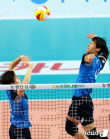 본문 이미지 - 현대캐피탈 세터 노재욱(왼쪽)이 진성태에게 속공 토스를 올리고 있다. (현대캐피탈 제공). ⓒ News1