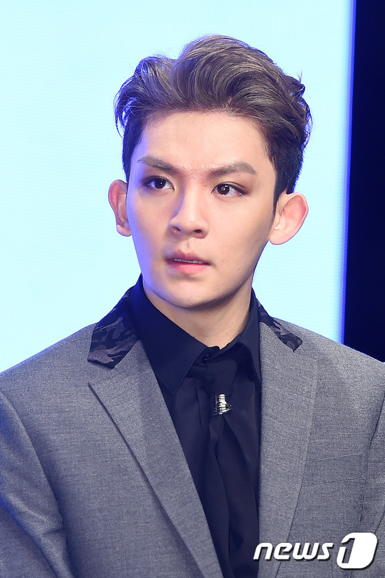 (서울=뉴스1스타) 고아라 기자 = 틴탑 리키가 18일 오전 서울 일지아트홀에서 열린 미니앨범 ‘레드 포인트(RED POINT)’ 발매 쇼케이스에서 질문을 기다리고 있다.타이틀곡  …