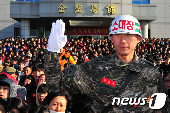 (포항=뉴스1) 최창호 기자 = 18일 오후 2016년도 첫 해병대 신병 1206기 입소식이 경북 포항시 남구 오천읍 해병대교육단에서 열렸다. 문화방송 진짜 사나이 프로그램에 출연 …