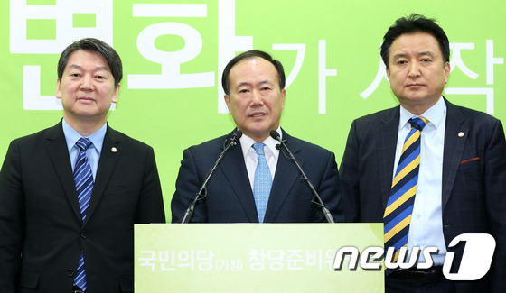 (서울=뉴스1) 박지혜 기자 = 국민의당으로 합류한 김봉수 전 키움증권 부회장이 19일 오전 서울 마포구 당사에서 인사말을 하고 있다.이날 김 전 부회장은 "증권업계에서 혁신과 파 …