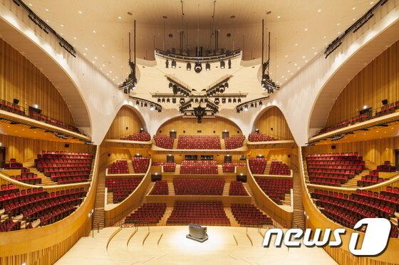 본문 이미지 - 객석 방향에서 본 롯데콘서트홀 ⓒ News1