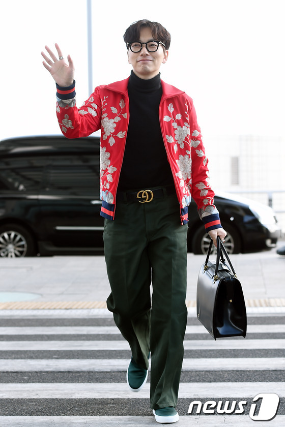(인천공항=뉴스1스타) 고아라 기자 = 배우 이동휘가 19일 오후 tvN 금토드라마 '응답하라 1988(이하 응팔)' 포상휴가차 인천국제공항을 통해 태국 푸켓으로 출국하고 있다.