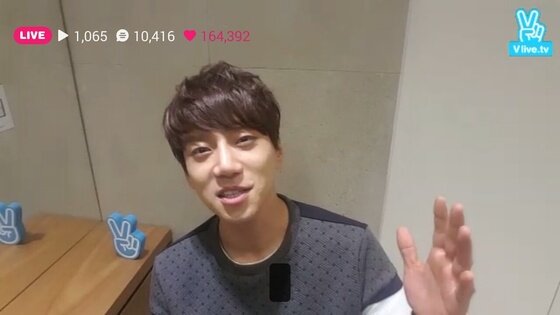 본문 이미지 - 황치열이 V앱 방송을 진행했다. ⓒ News1star/ V앱 캡처 