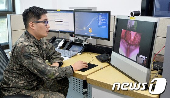 본문 이미지 - 경기도 성남시 분당구 국군의무사령부 의료종합상황센터에서 열린 군 의료체계 설명회에서 군의관이 격오지부대 환자를 원격진료 하고 있다. 지난 2016년 1우러 모습./뉴스1 ⓒ News1 이재명 기자