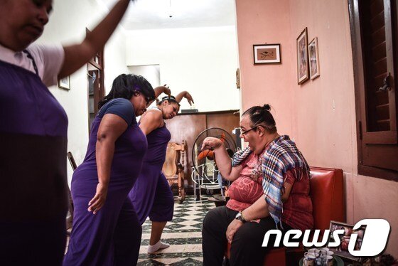 본문 이미지 - 연습중인 쿠바의 '볼루미너스 댄스' 단원과 후안 미겔 마스 단장(오른쪽). ⓒ AFP=뉴스1