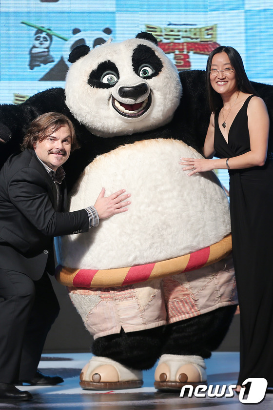 (서울=뉴스1) = 배우 잭 블랙과 여인영 감독이 20일 오후 서울 영등포구 타임스퀘어에서 열린 영화 '쿵푸팬더3' 레드카펫 행사에 참석해 포토 타임을 갖고 있다.잭 블랙은 오는 …