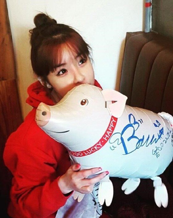 본문 이미지 - 투애니원 박봄의 근황 셀카가 공개됐다. ⓒ News1star  / '삼거리 푸줏간' SNS