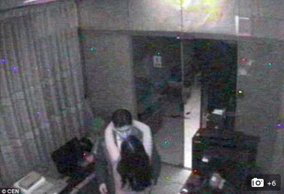 본문 이미지 - 지방 의회 사무실에서 사랑을 나눈 남녀의 모습이 CCTV 화면에 담겼다.ⓒ News1star/데일리메일