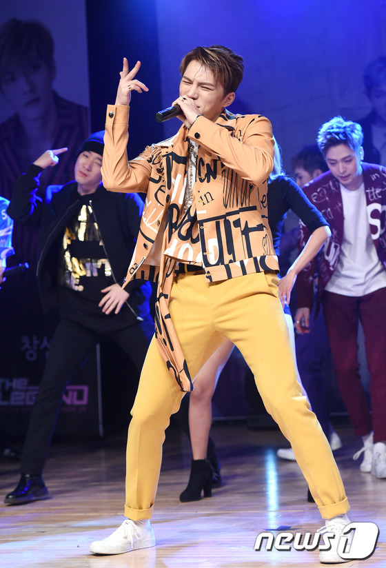 (서울=뉴스1스타) 권현진 기자 = 반해 주세요~그룹 전설 리토가 21일 오전 서울 강남구 청담동 일지아트홀에서 열린 전설 2번째 미니 앨범 '사운드 업(Sound UP)' 쇼케이 …