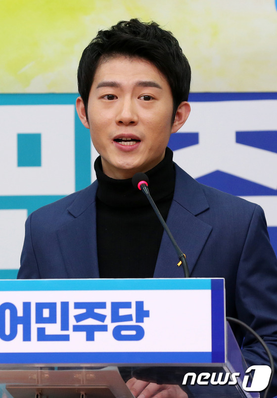 (서울=뉴스1) 박지혜 기자 = 더불어민주당에 입당한 부산청년 오창석 씨가 21일 오후 서울 여의도 국회 당대표회의실에서 기자회견을 갖고 있다.이날 부산청년 오창석 씨는 더불어민주 …