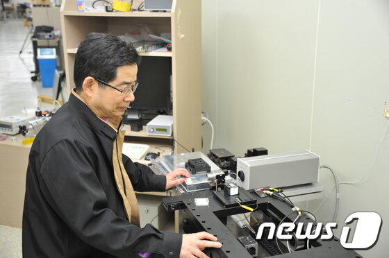 본문 이미지 - 표준연 엄태봉 박사가 2m 범위 단거리 레이저 간섭계 교정시스템 활용해 교정을 하고 있다.ⓒ News1