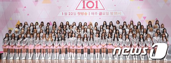 본문 이미지 - 걸그룹 연습생 출연자 98명이 21일 오후 서울 여의도 63컨벤션 그랜드볼룸에서 열린 Mnet ‘프로듀스101’ (연출 안준영) 제작발표회에 참석해 포즈를 취하고 있다 ⓒ News1 star 고아라 기자