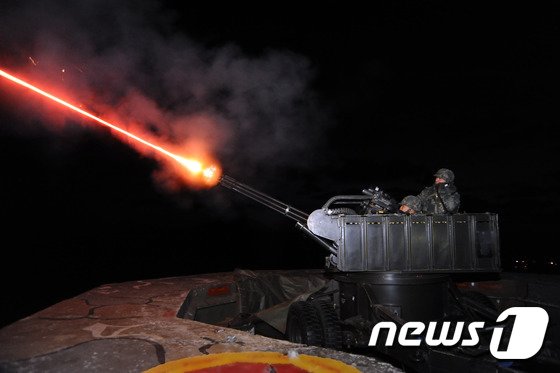 본문 이미지 - 서해 최전방 백령도 해병대 6여단 방공진지 장병들이대공상황이 부여되자 적기 격추를 위한 발칸 사격훈련을 실시하고 있다. <자료사진>(해병대사령부 제공) 2016.1.22/뉴스1