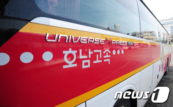 본문 이미지 - (유)호남고속과 (주)전북고속이 올 1월 부터 운행하고 있는 우등형고속버스 외부 모습. 총 좌석 수는 31으로 우등버스(28)대와 비슷한 수준이며 가격은 전주(시외)~서울(남부) 노선이 1만2700원으로 일반 고속버스(1만2800원) 수준이다.2016.1.22/뉴스1 ⓒ News1 김대웅 기자