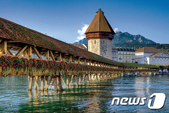 본문 이미지 - ‘리버크루즈’는 대형 선박으로 여행하는 ‘씨크루즈’나 육로관광에서는 볼 수 없는 유럽의 아름다운 소도시를 방문하게 된다. 사진은 스위스 루체른의 카펠교. (아마워터웨이즈 페이스북 출처)ⓒ News1 travel