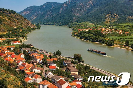 본문 이미지 - 라인 강과 마인 강, 다뉴브 강을 연결하는 운하의 개통으로 아름다운 자연경관을 즐기며 강을 거슬러 가는 크루즈 여행이 보편화 되면서 리버크루즈의 역사가 시작되었다.(아마워터웨이즈 페이스북 출처) ⓒ News1travel