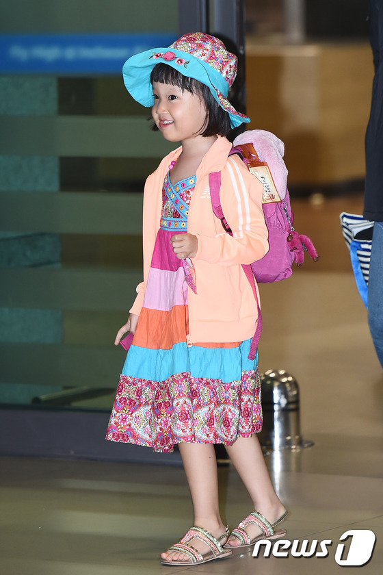 (인천공항=뉴스1스타) 고아라 기자 = 아역배우 김설이 23일 오전 tvN 금토드라마 ‘응답하라 1988’ 포상휴가를 마치고 인천국제공항을 통해 입국하고 있다.