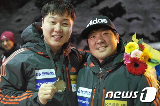 본문 이미지 - 한국 썰매의 중흥기를 이끌었던 이용 총감독. 왼쪽은 2018 평창 올림픽 은메달리스트 원윤종 현 IOC 선수위원. (대한봅슬레이스켈레톤경기연맹 제공)