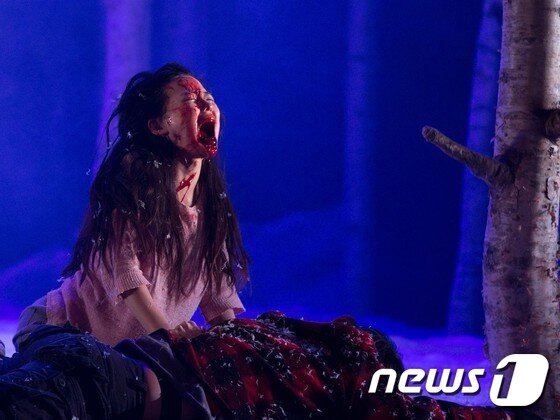 본문 이미지 - 연극 '렛 미 인' 공연 장면 ⓒ News1