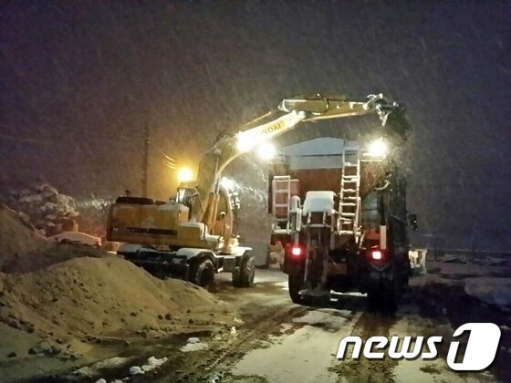 본문 이미지 - 정읍시는 24일 김생기 시장과 1400여 공직자 전원이 9시 30분부터 시내 전지역에서 제설작업을 실시했다.&#40;정읍시제공&#41;/뉴스1ⓒ News1