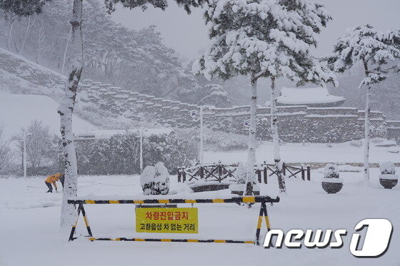 본문 이미지 - 23~24일까지 이틀간 30cm 안팎의 눈이 쌓인 전북지역이 강풍과 한파까지 겹치면서 꽁꽁 얼었다. 24일 기상청에 따르면 이날 정오 현재 전북지역 적설량은 오후 3시 정읍 37.5cm를 최고로 고창읍 35cm 등 올들어 최대 폭설이 내렸다. 24일 오후 3시 현재 35cm 눈이 내린 고창읍내. 모양성 일대에서 고창군청 공무원들이 제설작업을 하고있다. ⓒ News1 박제철 기자