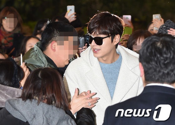 (김포공항=뉴스1스타) 권현진 기자 = 팬들 손 꼭 잡아주며 출국~배우 이민호가 24일 오후 팬미팅 차 서울 강서구 김포국제공항을 통해 일본으로 출국하며 여성 팬들의 손을 잡아주고 …