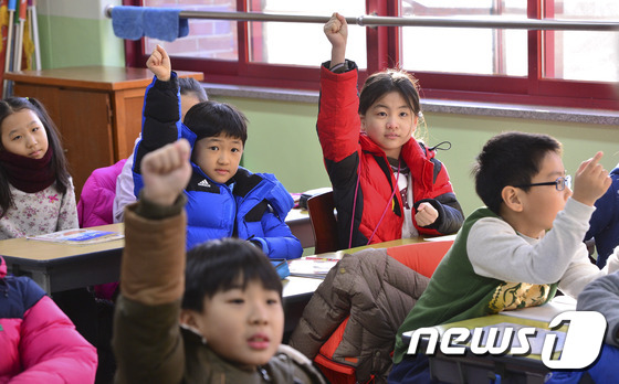 (서울=뉴스1) 신웅수 기자 = 25일 오전 서울 서대문구 미동초등학교에서 개학을 한 학생들이 방학 동안 기억에 남는 일을 발표하기 위해 손을 들고 있다. 2015.1.25/뉴스1 …