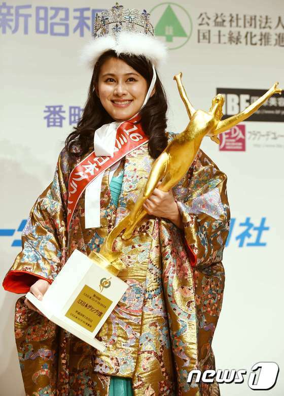 본문 이미지 - 일본 유신당의 마쓰노 요리히사(松野頼久) 대표의 차녀 마쓰노 미카(松野未佳·20)가 25일 '제 48회 미스 일본 콘테스트'에서 '미스 일본'에 뽑혔다 ⓒ AFP=News1