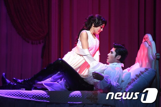 본문 이미지 - 배우 박은석이 초연에 이어 재연 무대에 올라 농익은 드라큘라 연기를 펼쳤다. ⓒ News1star/ 고아라 기자