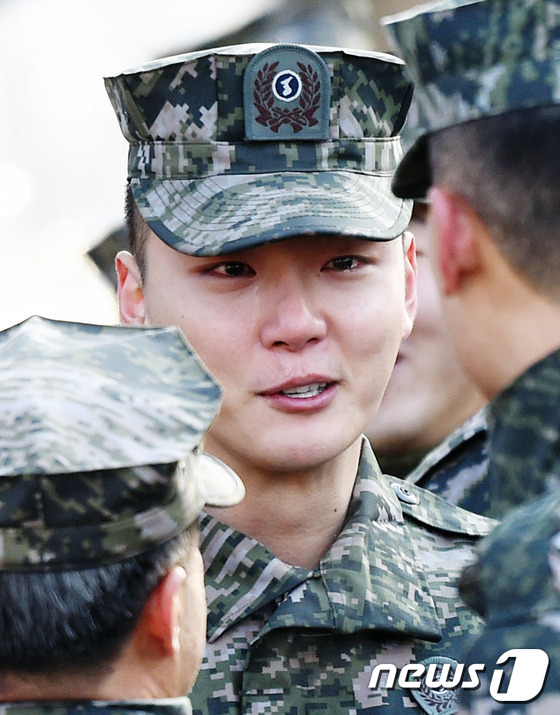 (인천=뉴스1스타) 권현진 기자 = 너무 감사했습니다!배우 윤시윤이 27일 오전 9시 인천 서구 향동로 해병대 2사단 정문에서 동료들과 인사를 나누며 눈물을 흘리고 있다.윤시윤은 …