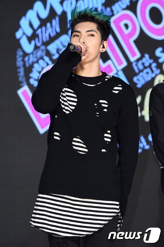 본문 이미지 - 신인그룹 임팩트(IMFACT) 지안이 27일 오후 1시 서울 강남구 일지아트홀에서 열린 데뷔 쇼케이스에 참석해 '롤리팝' 포인트 안무에 대해 설명했다. ⓒ News1star/고아라 기자