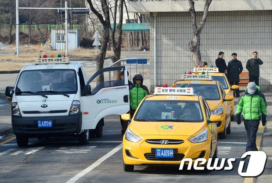 본문 이미지 - 서울 마포구 서부운전면허시험장에서 장내기능시험이 진행되고 있다. /뉴스1 ⓒ News1 구윤성 기자