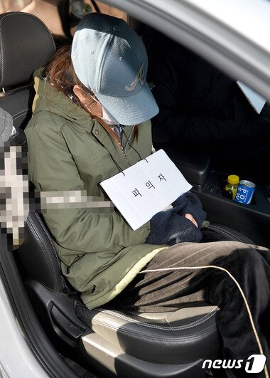본문 이미지 - 2016년 1월27일 오후 경기 시흥시 금이동의 한 도로에서 ‘교통사고 위장 남편 청부살해 사건’ 피의자 강씨(여)가 현장검증을 하고 있다. ⓒ News1 이재명 기자