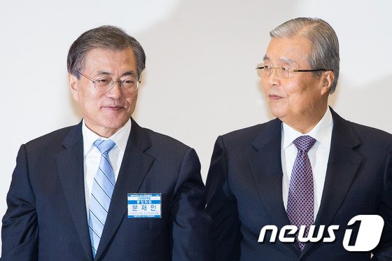 본문 이미지 - 김종인 더불어민주당 비상대책위원장 겸 선거대책위원장이 27일 서울 여의도 국회 의원회관에서 열린 제4차 중앙위원회의에서 지도부 총사퇴를 선언한 문재인 대표를 바라보고 있다. 문 대표는 이 자리에서 당 대표로 선출된 후 353일만에 김종인 위원장에게 전권을 이양하고 총선정국에서 백의종군한다. 2016.1.27/뉴스1 ⓒ News1 유승관 기자